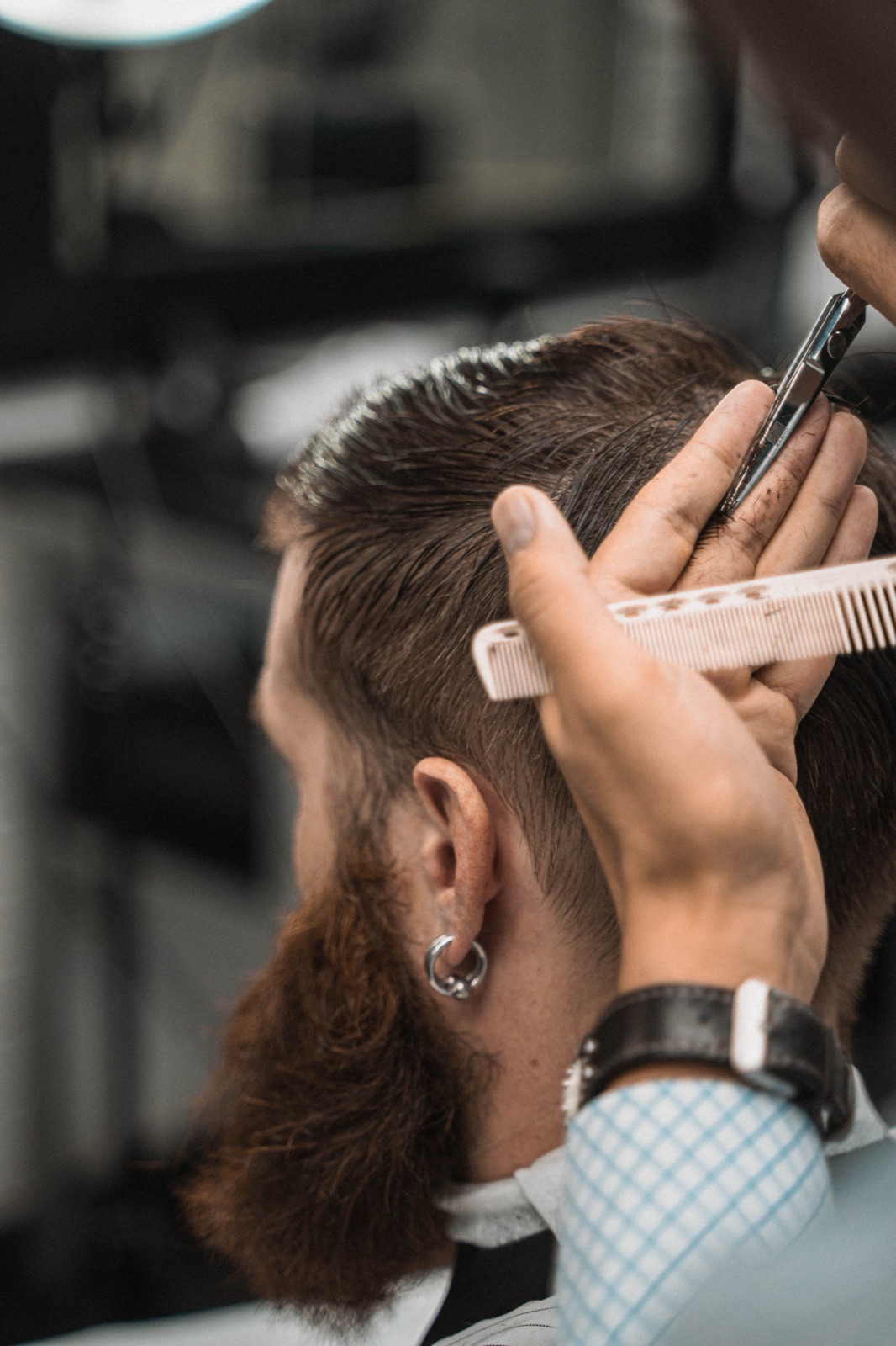 Coupe aux ciseaux réalisée au salon